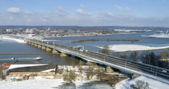 IJsselbruggen A12 van boven met sneeuw_tcm26-323111