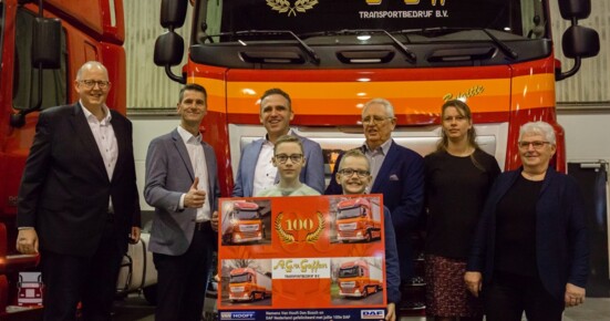 Overdracht_aan_A.G._van_Geffen_Transport_tijdens_Megatrucks_Festival.jpg Overdracht_aan_A.G._van_Geffen_Transport_tijdens_Megatrucks_Festival.jpg