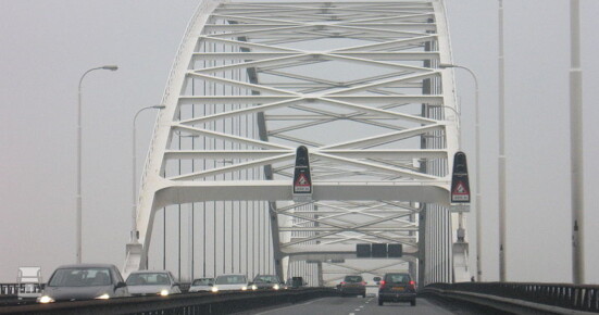 800px-Merwedebrug_Sleeuwijk.jpg