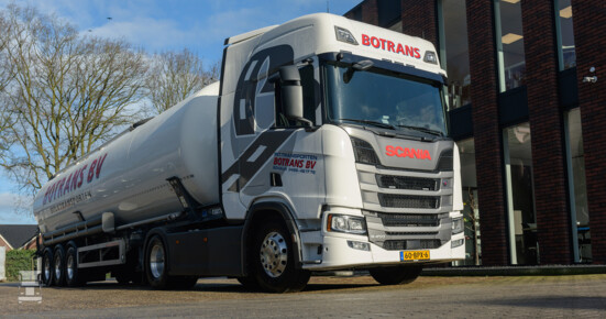 R-Vos_Scania-2-pers-2021.jpg