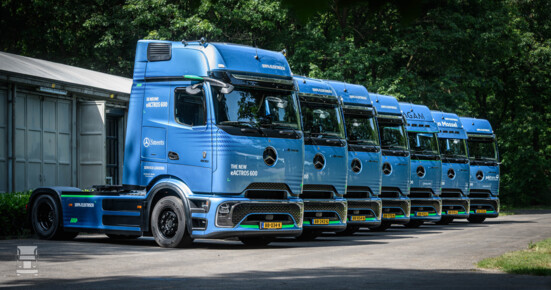 1920_demovoertuigenvannieuwstegeneratietrucksvanmercedes-benzklaarvoorpraktijktests-4