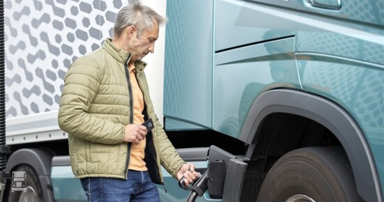 Volvo Trucks_charging electric truck _1_2023_Original file (960 x 640) Volvo Trucks_charging electric truck _1_2023_Original file (960 x 640)