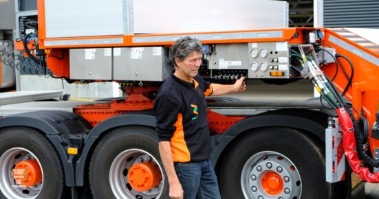 Nooteboom_new_46_EURO-PX_lowloader_chauff_LR.jpg Nooteboom_new_46_EURO-PX_lowloader_chauff_LR.jpg