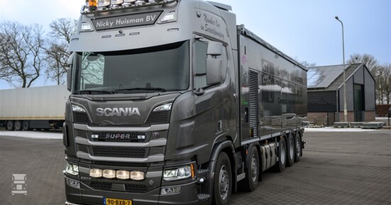 Nicky-Huisman_Scania-2-pers-2024 (960 x 640) Nicky-Huisman_Scania-2-pers-2024 (960 x 640)