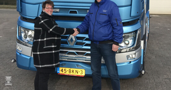 Renault_Trucks_T_Schoonhoven_overhandiging_lowres_1.jpg Renault_Trucks_T_Schoonhoven_overhandiging_lowres_1.jpg