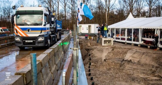 Elektrische_vrachtwagen_bij_opening_circulair_viaduct_1.jpg Elektrische_vrachtwagen_bij_opening_circulair_viaduct_1.jpg