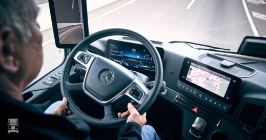 Actros_dash_2_screens_LR.jpg