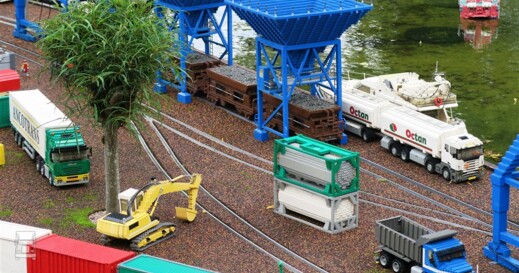 Lego trucks (960 x 640)