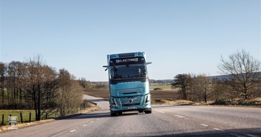volvo-fh-aero-electric-country-road (960 x 640)