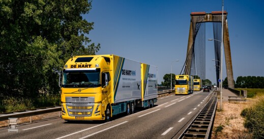 De Hart_ Volvo FH combis op brug