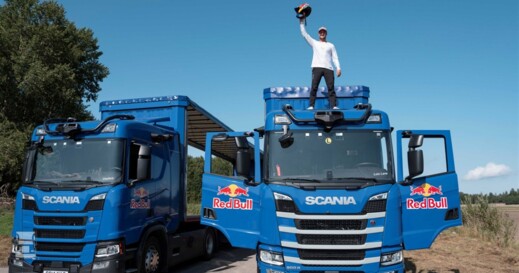 BIGtruck Red Bull Scania stunt 3 (960 x 643)