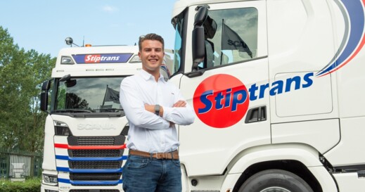 Stiptrans_Scania-2-pers-2020.jpg Stiptrans_Scania-2-pers-2020.jpg