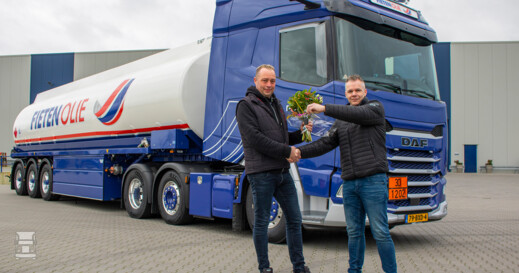 Persfoto-DAF-Trucks-Fieten-Olie-sleuteloverdracht