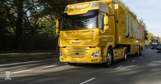 Jumbo-takes-delivery-of-first-DAF-CF-Electric-02_LR.jpg
