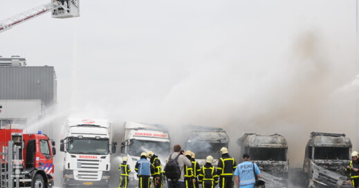 In 2021 werden meerdere trucks verwoest door brand bij Bakker Logistiek in Heerenveen Brand Broersma Bakker Heerenveen