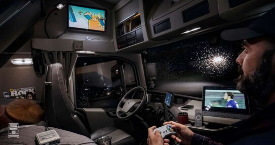 volvo-fh16-living-in-cab-dual-batteries-without-worries-1400.jpg volvo-fh16-living-in-cab-dual-batteries-without-worries-1400.jpg