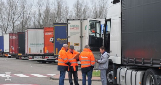 Chauffeur_controle_LR.jpg Chauffeur_controle_LR.jpg