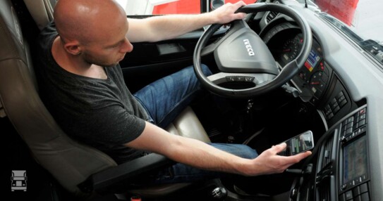 Smartphone_tijdens_het_rijden.jpg Smartphone_tijdens_het_rijden.jpg