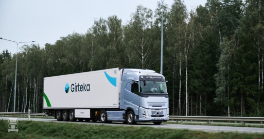 Girteka purchase 2000 Volvo trucks (1)