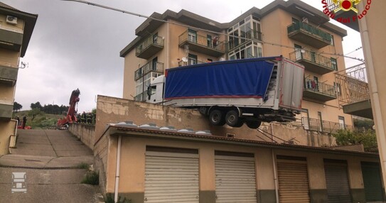 Vrachtwagen_in_benarde_positie.jpg Vrachtwagen_in_benarde_positie.jpg