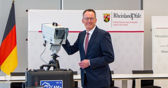 Monocam (960 x 540) Monocam (960 x 540)